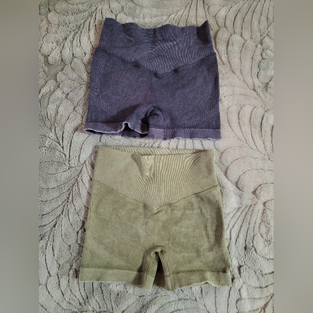 Amazon 2 Pairs Women's Ribbed Bike Shorts - Army Green and Black